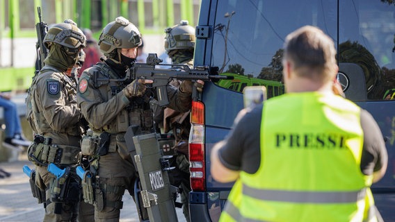 Polizisten des Spezialeinsatzkommando (SEK) stehen während einer Großübung der Polizeidirektion Hannover auf dem Üstra-Betriebshof Glocksee © dpa-Bildfunk Foto: Ole Spata