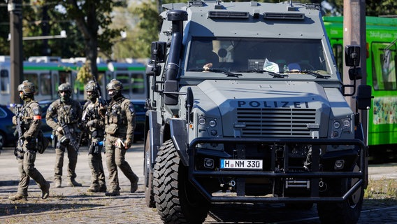 Polizisten des Spezialeinsatzkommando (SEK) gehen während einer Großübung der Polizeidirektion Hannover auf dem Üstra-Betriebshof Glocksee © dpa-Bildfunk Foto: Ole Spata