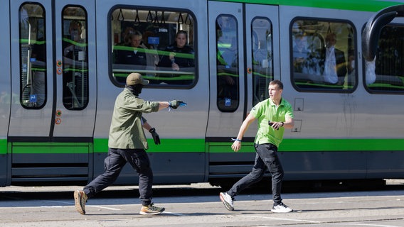 Zwei Statisten spielen während einer Großübung der Polizeidirektion Hannover auf dem Üstra-Betriebshof Glocksee die Geiselnahme eines Busfahrers nach. © dpa-Bildfunk Foto: Ole Spata