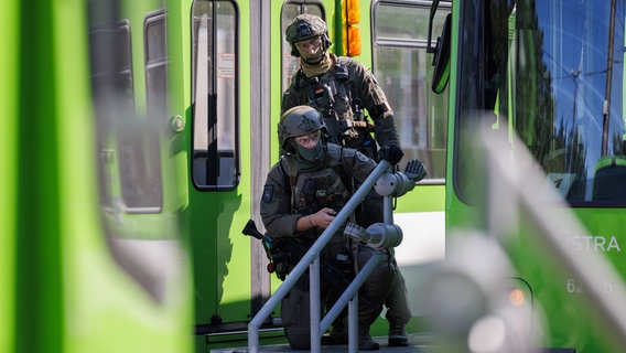 Polizisten des Spezialeinsatzkommando (SEK) bewegen sich während einer Großübung der Polizeidirektion Hannover auf dem Üstra-Betriebshof Glocksee. © dpa-Bildfunk Foto: Ole Spata