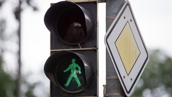 "Grün" zeigt eine Ampel für Fußgänger an einer für den Autoverkehr gesperrten Straße. © dpa-Bildfunk Foto: Friso Gentsch