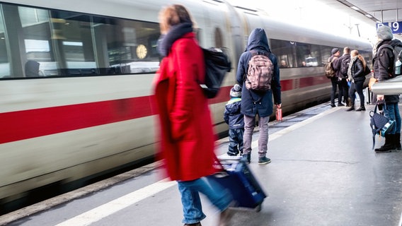 Fahrgäste stehen mit ihren Koffern auf dem Hauptbahnhof in Hannover. © dpa Foto: Peter Steffen