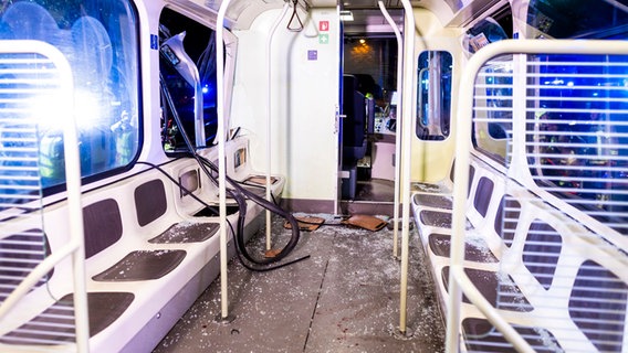 Der Waggon einer Stadtbahn ist nach einem Unfall mit Scherben übersät und stark beschädigt. © dpa-Bildfunk Foto: Moritz Frankenberg