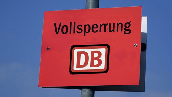 "Vollsperrung" steht auf einem Schild der Deutschen Bahn. © picture alliance / ZB | Sascha Steinach Foto: Sascha Steinach