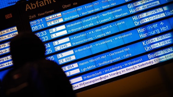 Eine Anzeigetafel im Hauptbahnhof weist am Morgen auf eine witterungsbedingte Störung hin. © Moritz Frankenberg/dpa Foto: Moritz Frankenberg