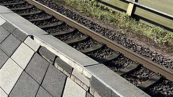 Eine Bahnsteigkante in Winsen (Landkreis Harburg) ist abgesackt. © NDR 