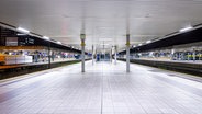 Der Hauptbahnhof in Hannover ist während eines Warnstreiks menschenleer. © dpa Foto: Moritz Frankenberg