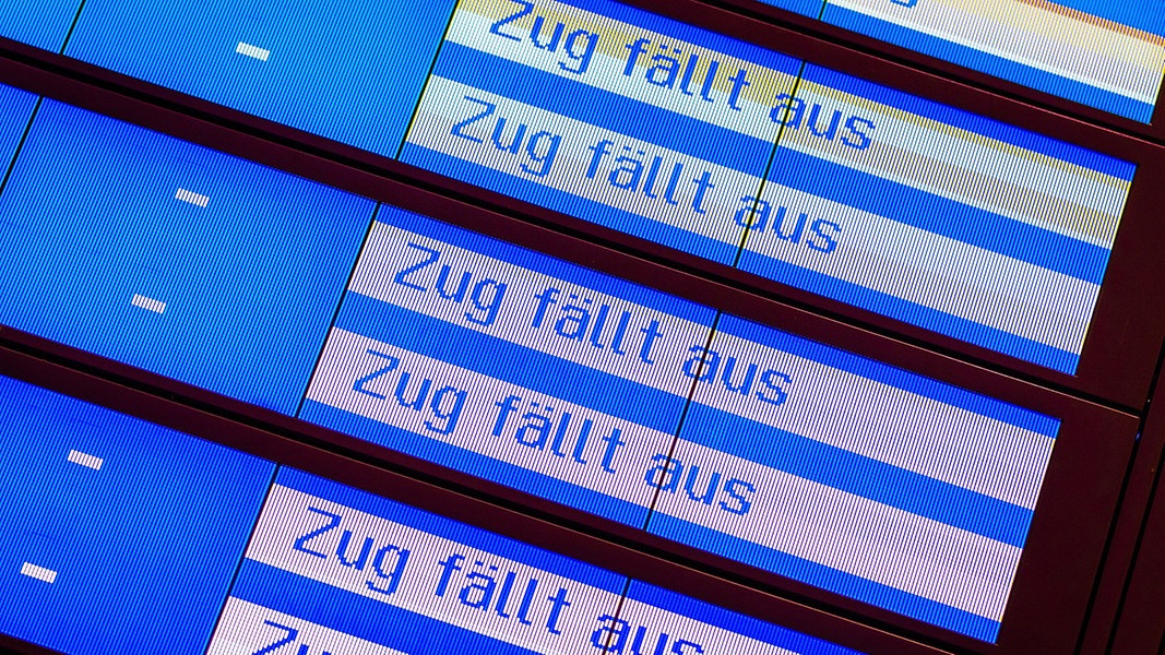 Eine Anzeigetafel am Hauptbahnhof in Hannover informiert über Zugausfälle.