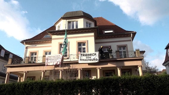 Aktivisten auf dem Balkon des CDU-Kreisverbands in Hannover © picture alliance/dpa | Frm 