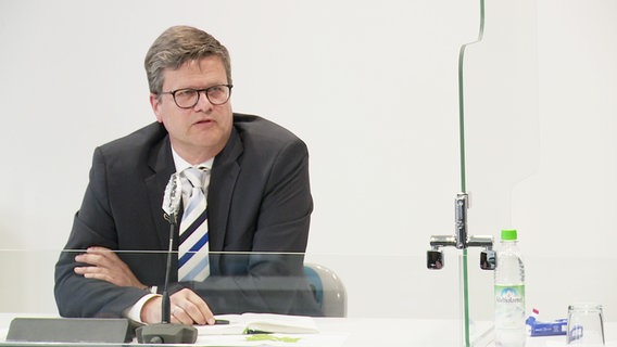 The Chairman of the Board of Directors of the Lower Saxony Association of Statutory Health Insurance Physicians (KVN), Mark Barjenbruch at LPK.  © NDR 