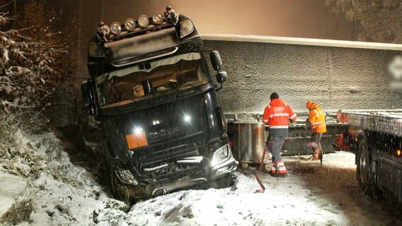 Ein Lkw steht bei Schneefall nach einem Unfall auf einer Straße in der Nähe von Barsinghausen. © HannoverReporter 