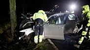 Barsinghausen: Zwei Unfallautos stehen am Abend auf der L392 in der Region Hannover. © TeleNewsNetwork 