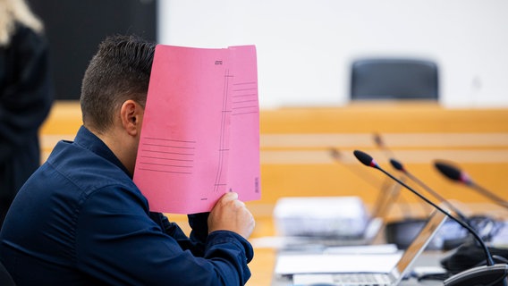 Der männliche Angeklagte sitzt vor Verhandlungsbeginn in einem Gerichtssaal im Landgericht Hannover. © Michael Matthey/dpa/ dpa-Bildfunk Foto: Michael Matthey/dpa