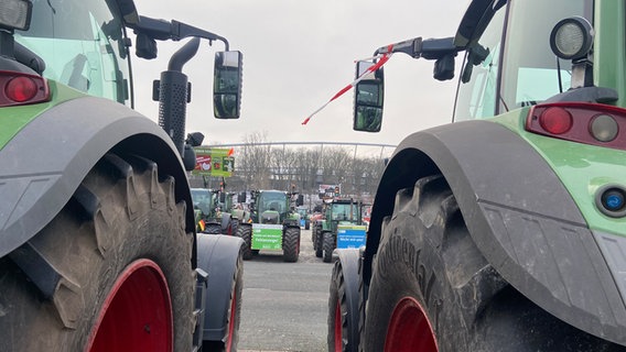 Traktoren stehen in Hannover auf einem Parkplatz © NDR Foto: Tanja Niehoff