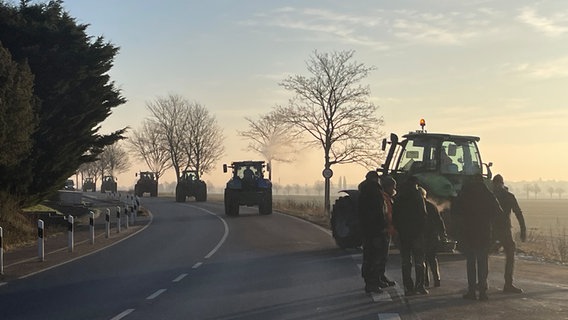 Bauern mit ihren Traktoren in Gehrden auf dem Weg nach Hannover © NDR Foto: Jan Fragel