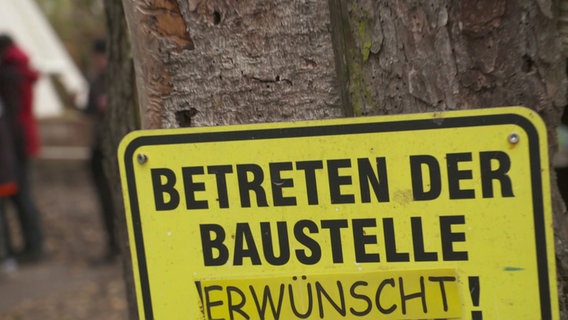 Ein Schild auf dem steht "Betreten der Baustelle verboten" © NDR 