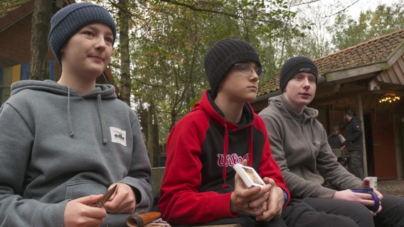 Die drei Jungs Emil, Norman und Johann haben sich auf dem Bauhof kennengelernt. © NDR 