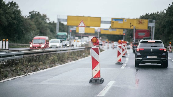 Auf einer Bundesstraße in Hannover ist wegen Bauarbeiten ein Fahrstreifen für den Verkehr gesperrt. © NDR Foto: Julius Matuschik