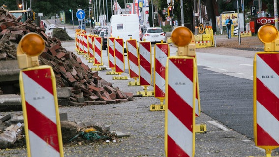 Auf einer Bundesstraße in Hannover ist wegen Bauarbeiten ein Fahrstreifen für den Verkehr gesperrt. © NDR Foto: Julius Matuschik