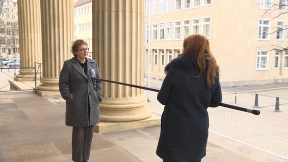 Niedersachsens Gesundheitsministerin Daniela Behrens wird von NDR-Reporterin Sophie Mühlmann interviewt. © NDR 