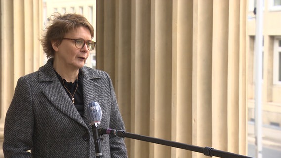 Lower Saxony's Minister of Health Daniela Behrens is interviewed.  © NDR 