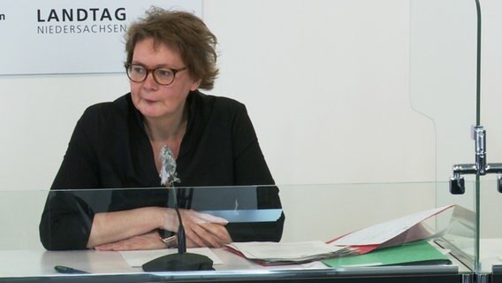 Daniela Behrens (SPD) niedersächsische Gesundheitsministerin bei einer Pressekonferenz. © NDR 