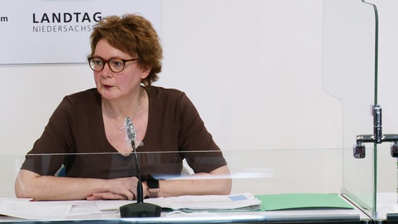 Gesundheitsministerin Daniela Behrens (SPD) spricht bei einer Pressekonferenz. © NDR 