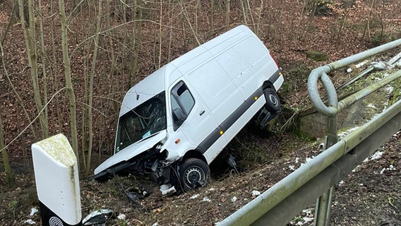 Ein Transporter ist nach einem Unfall auf der L488 schwer beschädigt. © Straßenmeisterei Bockenem 