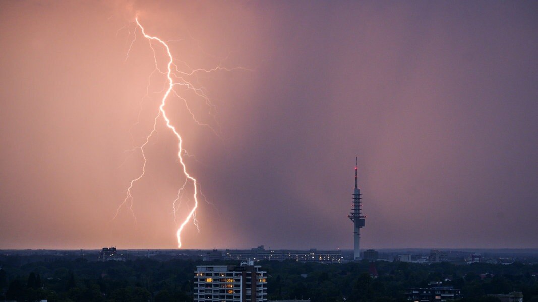 Ein Blitz entlädt sich während eines Gewitters über Hannover. 