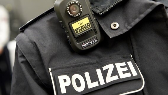Bodycams Fur Polizei In Osnabruck Und Wolfsburg Ndr De Nachrichten Niedersachsen Studio Osnabruck