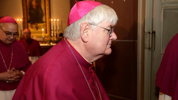 Weihbischof Bongartz trägt beim Eröffnungsgottesdienst zur
Vollversammlung der Bischofskonferenz in Wiesbaden am 25.09.2023 ein festliches rotes Gewand mit Kappe. © picture alliance / Geisler-Fotopress Foto: Peter Back