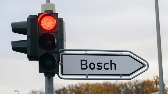 Ein rote Ampel leuchtet am Bosch-Werk Hildesheim. © dpa Foto: Alicia Windzio