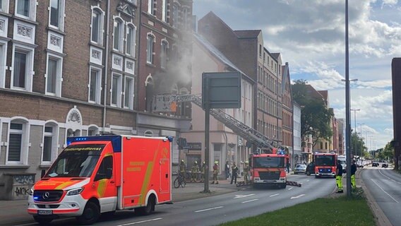Rauch kommt aus einer Wohnung in Hannover. © NDR Foto: Anja Datan-Grajewski