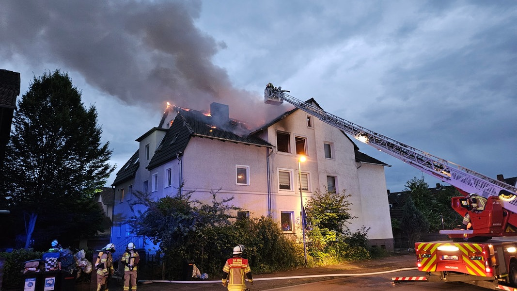 Ein Wohnhaus brennt
