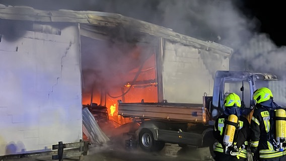 Die Freiwillige Feuerwehr Nienhagen löscht eine Lagerhalle in der Nacht. © Feuerwehr Samtgemeinde Wathlingen Foto: Dominik Völz