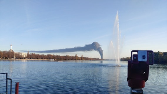 Eine dunkle Rauchsäule ist über dem Maschsee in Hannover zu sehen. © NDR Foto: Wolfgang Kurtz