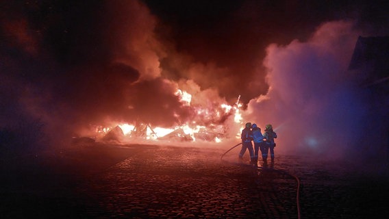 Mehrere Einsatzkräfte löschen einen großen Brand. © Freiwillige Feuerwehr Wedemark 