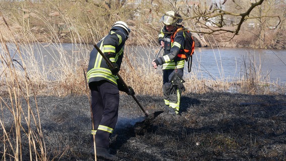 Einsatzkräfte der Feuerwehr löschen einen Böschungsbrand. © Freiwillige Feuerwehr Celle 