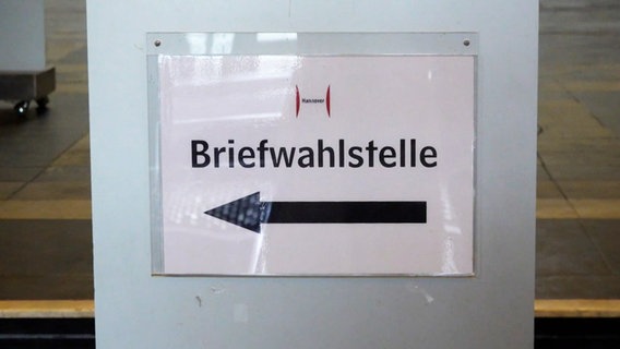 Ein Schild weißt den Weg zu einer Briefwahlstelle. © TeleNewsNetwork 