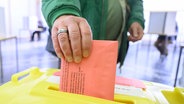 Hannover: Ein Mann wirft seinen Wahlzettel für die Bundestagswahl 2025 in der Briefwahlstelle im Neuen Rathaus in eine Urne © dpa-Bildfunk Foto: Julian Stratenschulte