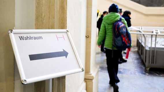 Hannover: Ein Schild weist den Weg zum Wahlraum der Briefwahlstelle im Neuen Rathaus für die Bundestagswahl 2025. © dpa-Bildfunk Foto: Julian Stratenschulte