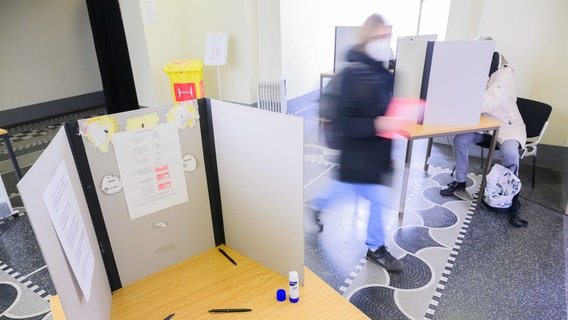 Wahlkabinen für die Bundestagswahl 2025 stehen in der Briefwahlstelle im Neuen Rathaus Hannover © dpa-Bildfunk Foto: Julian Stratenschulte