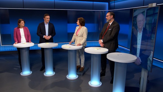 "Hannover Runde" zur Bundestagswahl: Von li nach re Julia Hamburg (Grüne), Sebastian Lechner (CDU), Martina Thorausch (NDR), Klaus Wichmann (AfD), Stephan Weil (SPD, zugeschaltet aus Berlin). © NDR 