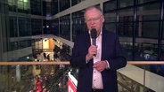 Ministerpräsident Stephan Weil (SPD) spricht am Abend der Bundestagswahl in der "Hannover Runde" im NDR. © NDR 