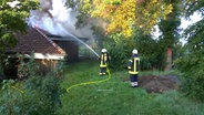 Die Feuerwehr löscht einen brennenden Kindergarten in Schwarmstedt. © HannoverReporter 