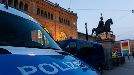 Polizeifahrzeuge stehen vor dem HBF Hannover. © picture alliance/dpa Foto: Philipp von Ditfurth