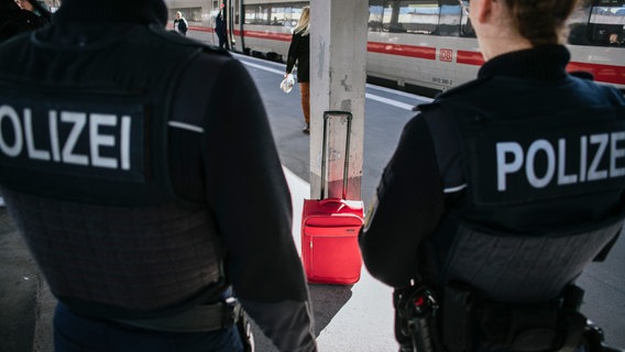 Zwei Einsatzkräfte der Bundespolizei begutachten einen Koffer ohne Besitzer am Bahnsteig des Hauptbahnhofs in Hannover. © NDR Foto: Julius Matuschik