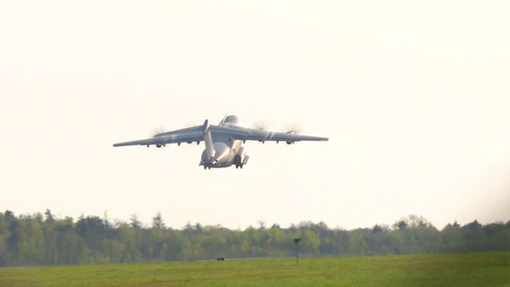 Eine Militärmaschine vom Typ A400M hebt am Fliegerhorst Wunstorf ab. Mit dem Flugzeug werden Hilfsgüter in den Gazastreifen gebracht. © TeleNewsNetwork 