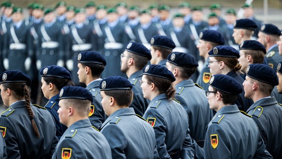 Rekruten stehen beim feierlichen Gelöbnis zum 69. Gründungstag der Bundeswehr. © Michael Matthey/dpa 