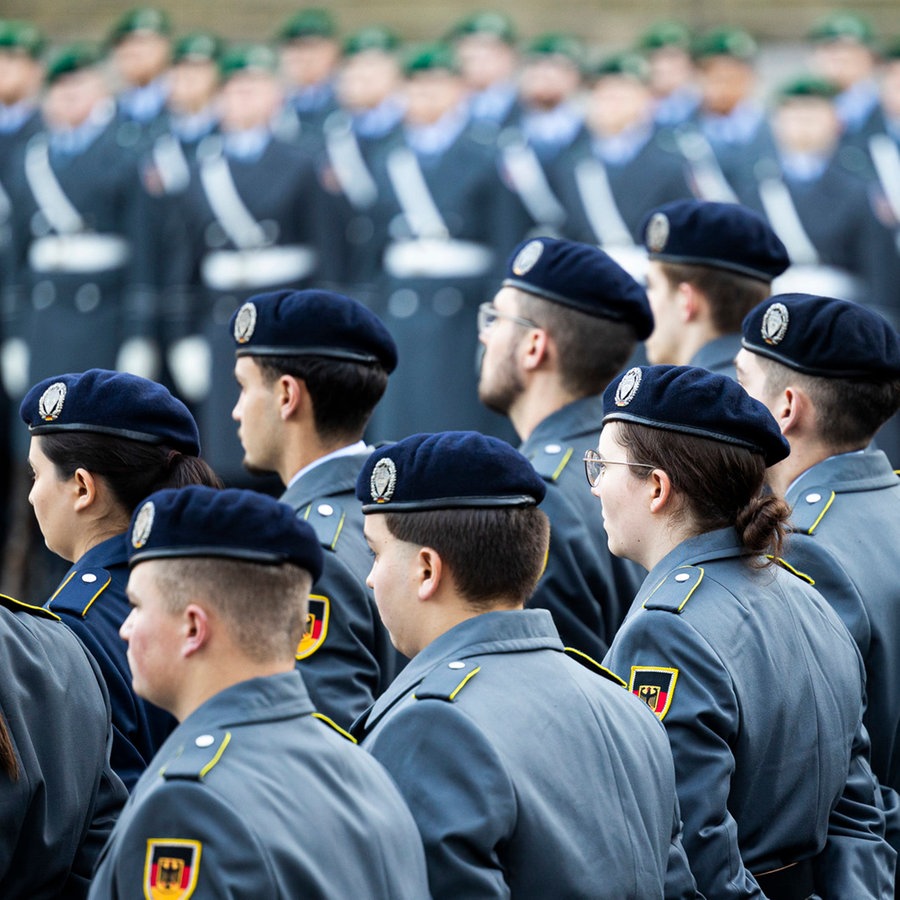 Rekruten stehen beim feierlichen Gelöbnis zum 69. Gründungstag der Bundeswehr. © Michael Matthey/dpa 